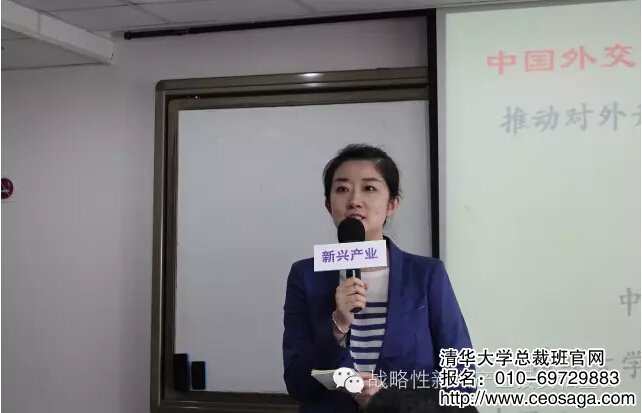 班主任張馨心老師用韓語、英語、漢語向三個國家企業家同學們問好!