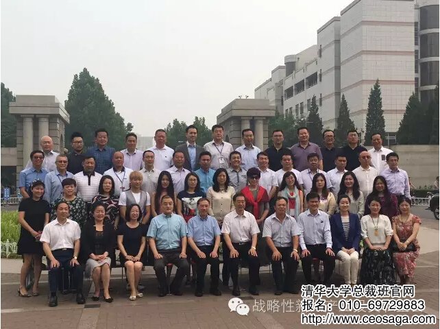 班級同學與校領導、院領導和老師們一起合影留念。