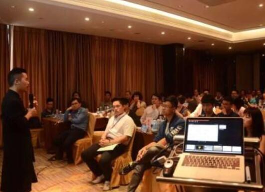 清華大學實戰創新地產總裁班上課照片