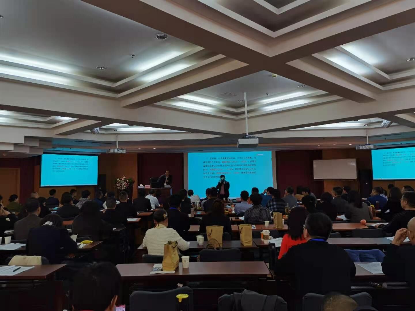 卓越商道總裁班同學(xué)上課照片