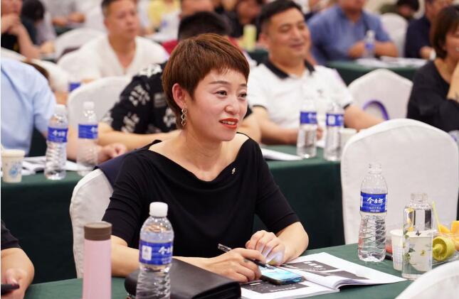 工商管理EMBA總裁班學員在認真聽課