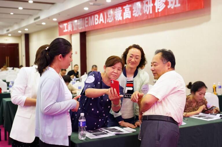 工商管理EMBA總裁班同學們課間向老師請教問題