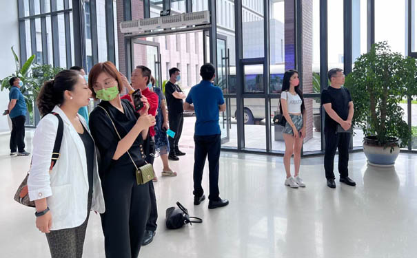 房地產總裁班同學們討論中