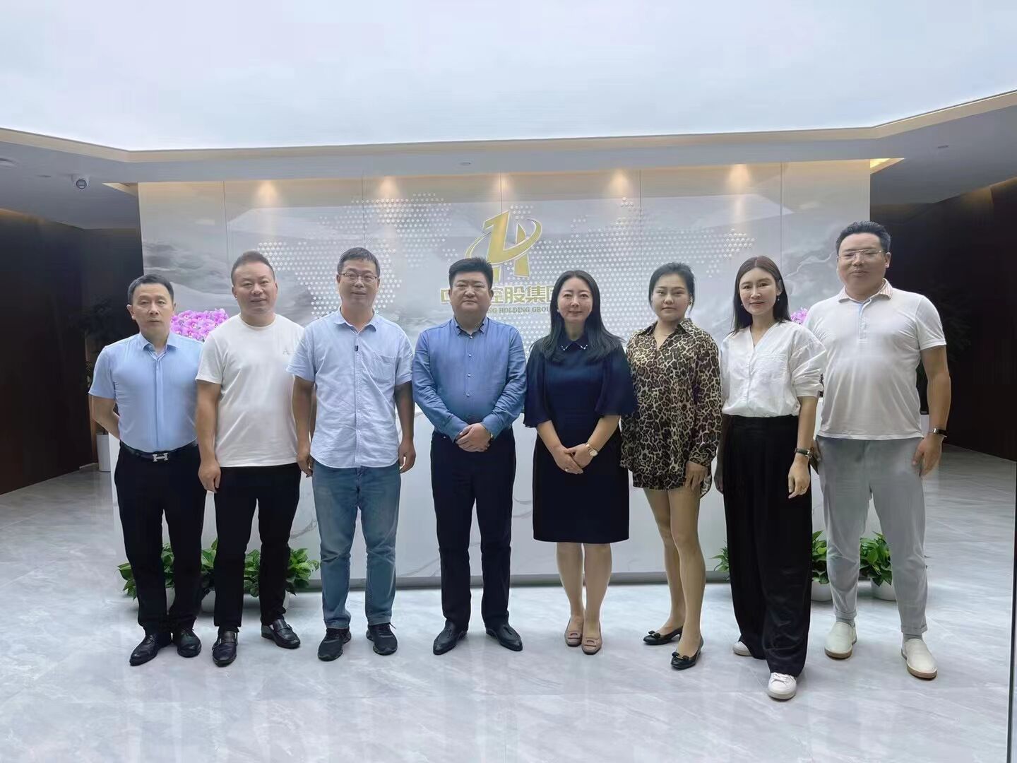 清華UMT走進中鴻控股集團 同學合影