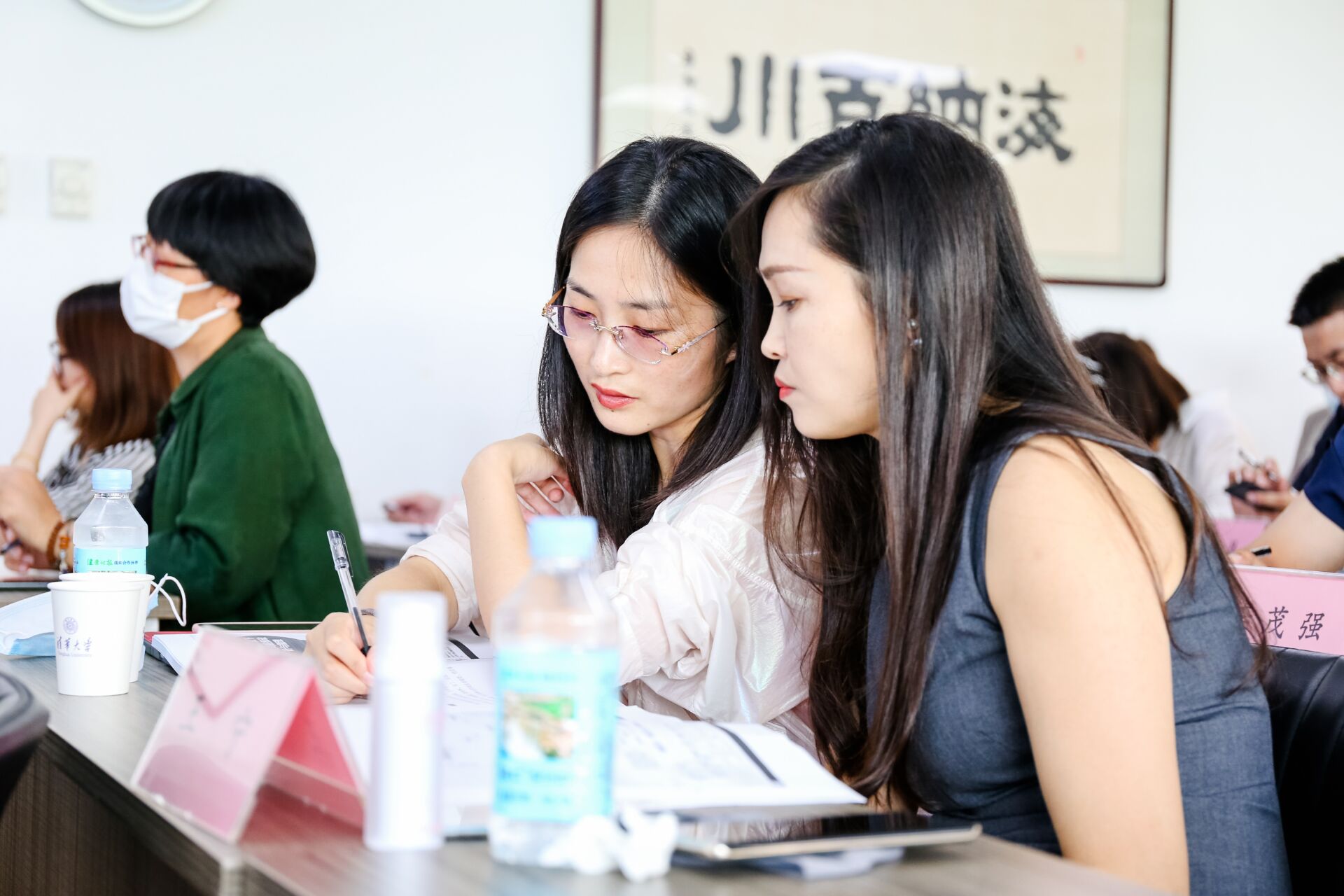 清大工商管理EMBA總裁班45期學(xué)員上課討論中