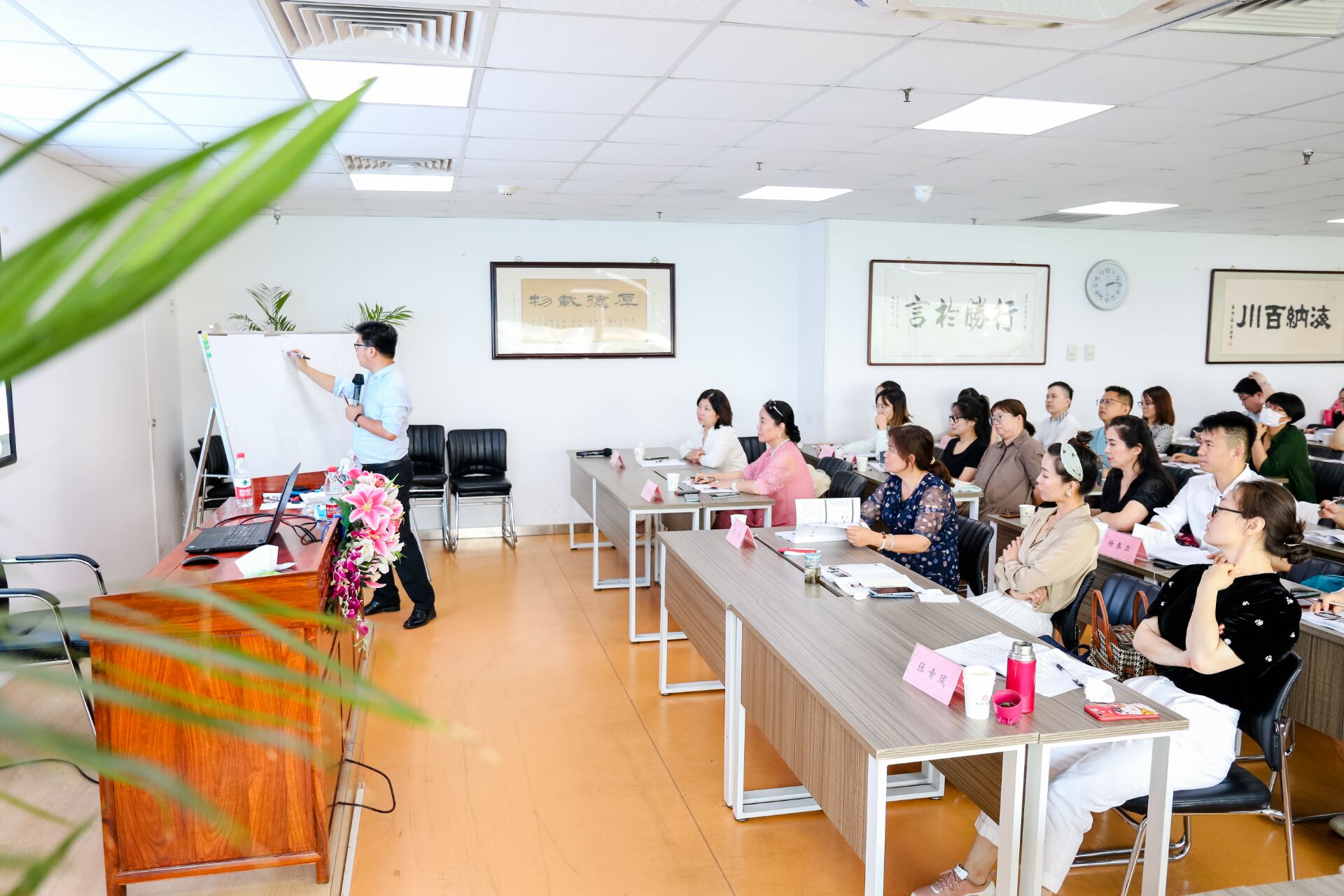 清大工商管理EMBA總裁班45期學(xué)員上課照片