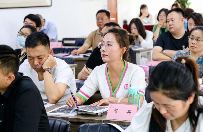 清大工商管理EMBA總裁高級研修班8月26日同學們在認真聽講