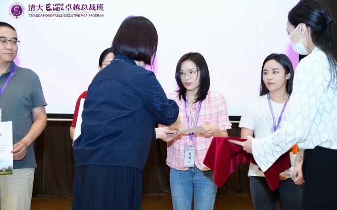 韓秀云教授為清大工商管理EMBA卓越總裁班80期同學(xué)現(xiàn)場(chǎng)頒發(fā)入學(xué)通知